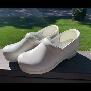 Dansko White Clogs (LIKE NEW)